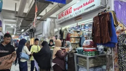 Jelang Masuk Sekolah, Penjualan Seragam di Pasar Johar Semarang Meroket Tajam, Segini Harga Setelannya