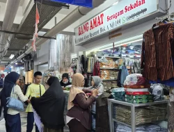 Jelang Masuk Sekolah, Penjualan Seragam di Pasar Johar Semarang Meroket Tajam, Segini Harga Setelannya
