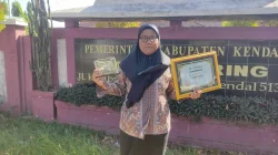 Guru SMPN 2 Cepiring Kendal Raih Penghargaan MURI Tiga Kali Berturut-turut