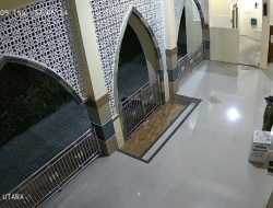 Datang Berboncengan, Dua Pencuri Terekam CCTV Saat Bobol Kotak Amal Masjid An Nur Kaliwungu