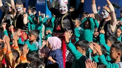 Ribuan Pelajar di Pemalang Tumpah Ruah Rayakan Festival Sayang Anak, Ada Camat Dandan Ala Semar