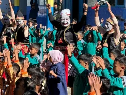 Ribuan Pelajar di Pemalang Tumpah Ruah Rayakan Festival Sayang Anak, Ada Camat Dandan Ala Semar