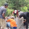 Resah Asap Sampah, KKN Kolaborasi dan Warga Kenteng Bangun Cerobong Pembakaran