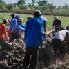 Perkuat Semangat Gotong Royong, KKN MIT UIN Walisongo Bantu Perluasan Area Makam di Desa Bogosari